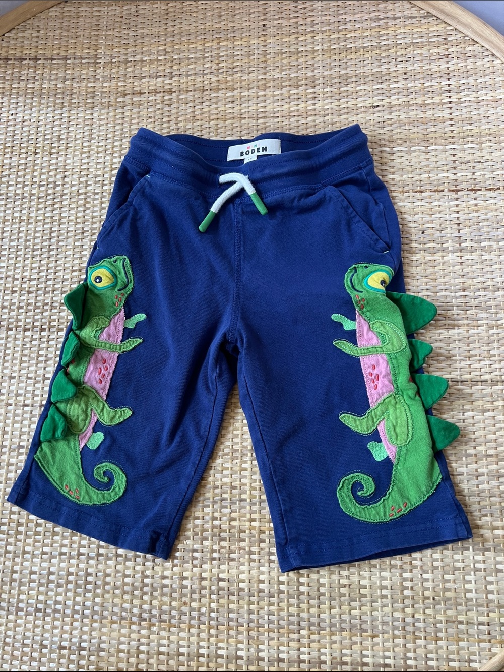 Mini Boden Blue Baggies w 3D green lizard appliqués long shorts boys 5-6 years